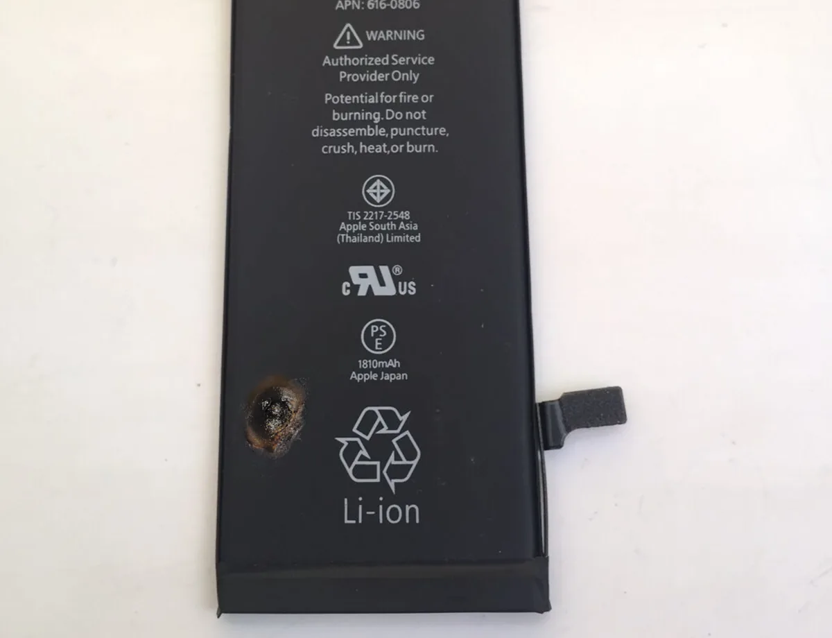 Vết thủng trên pin túi lithium, được tạo bởi Overview AI