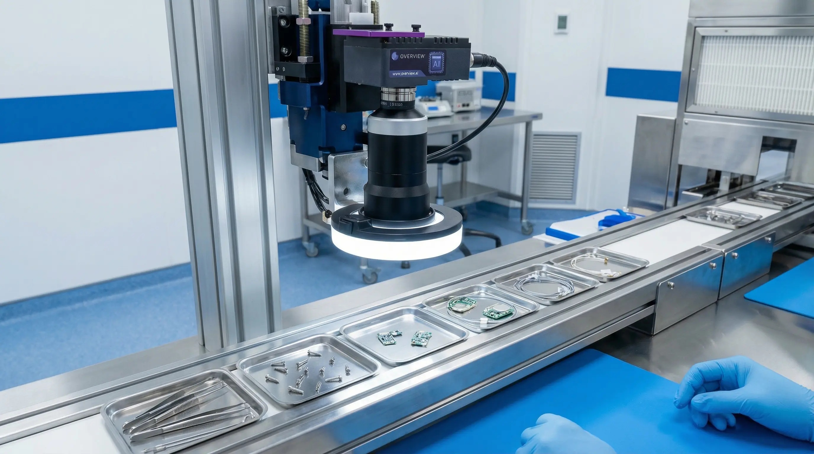 Sistema de visión AI inspeccionando ensamblaje de dispositivos médicos en ambiente de cuarto limpio