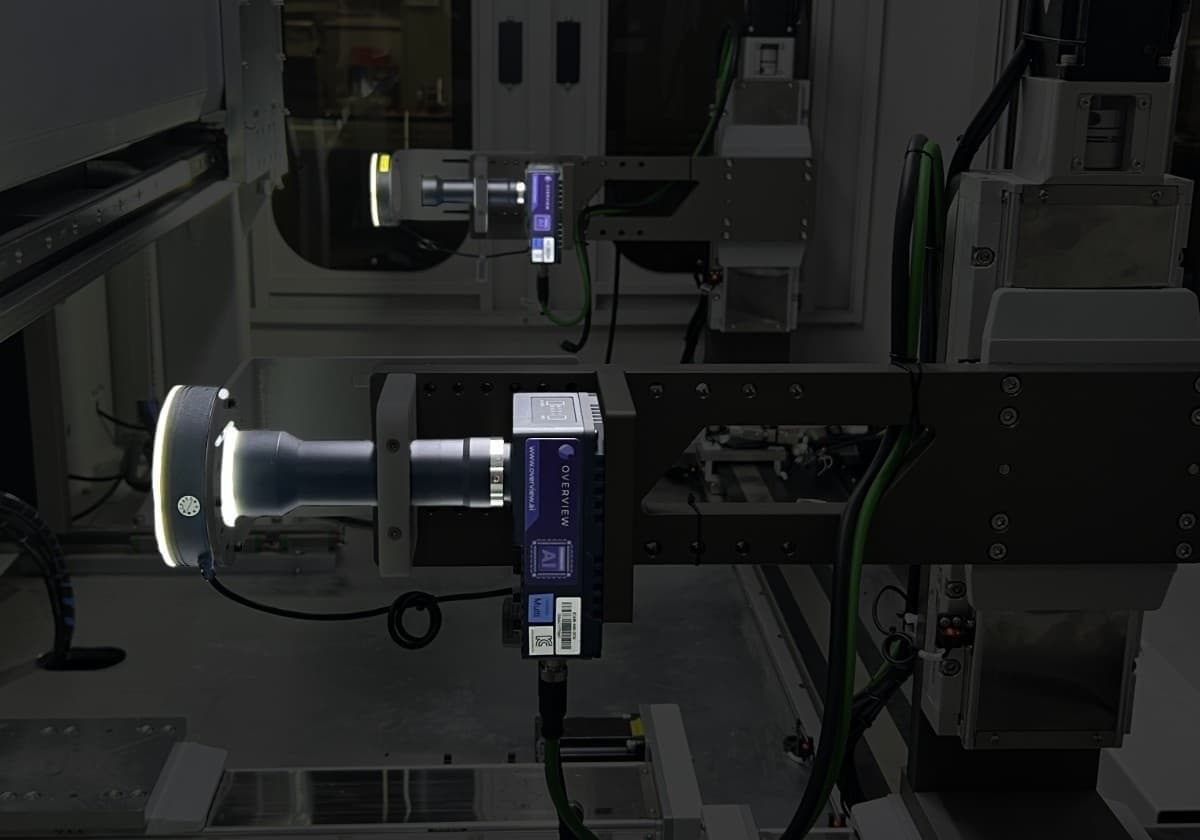Cámara Overview AI inspeccionando piezas en una línea de producción