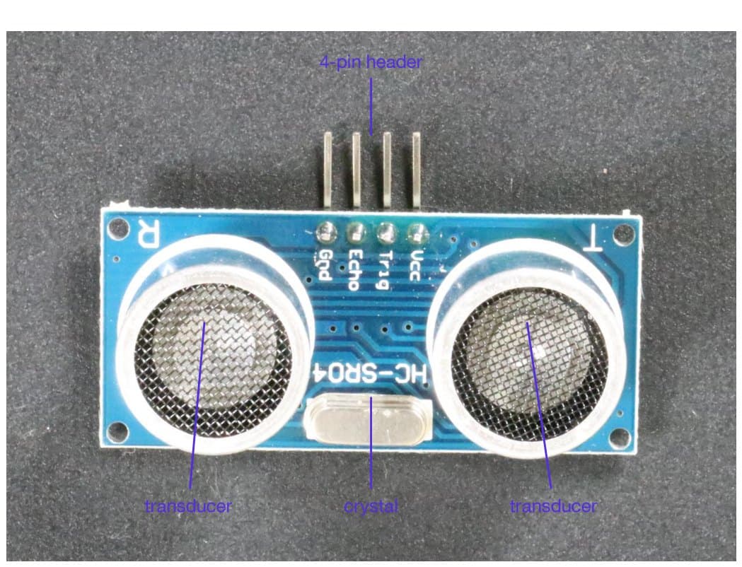Ảnh thực bo mạch cảm biến HC-SR04 từ VisA PCB1, chú thích đầu nối bốn chân, hai bộ chuyển đổi siêu âm và linh kiện thạch anh